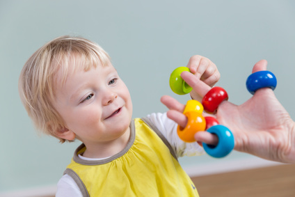 Kleinkind spielt mit Steckspiel